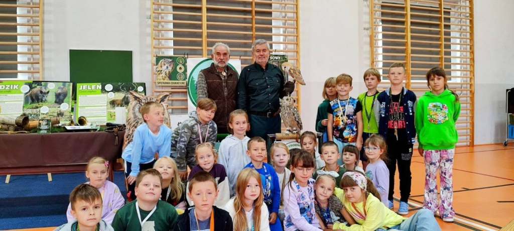 członkowie Stowarzyszenia „Leśnym Duktem” w Zespole Szkolno-Przedszkolnym w Strykowie